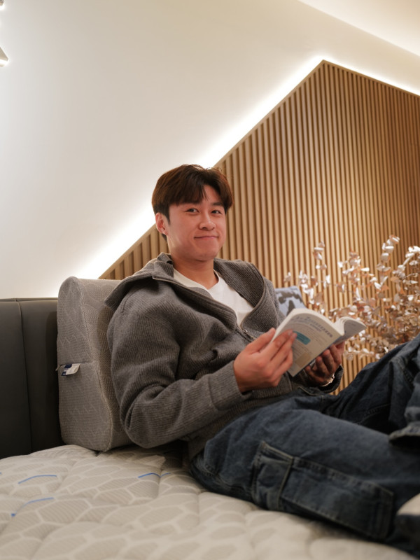 26歲前童星首度公開戀情宣佈拍拖！貼臉親密照曝光高調認愛女主持