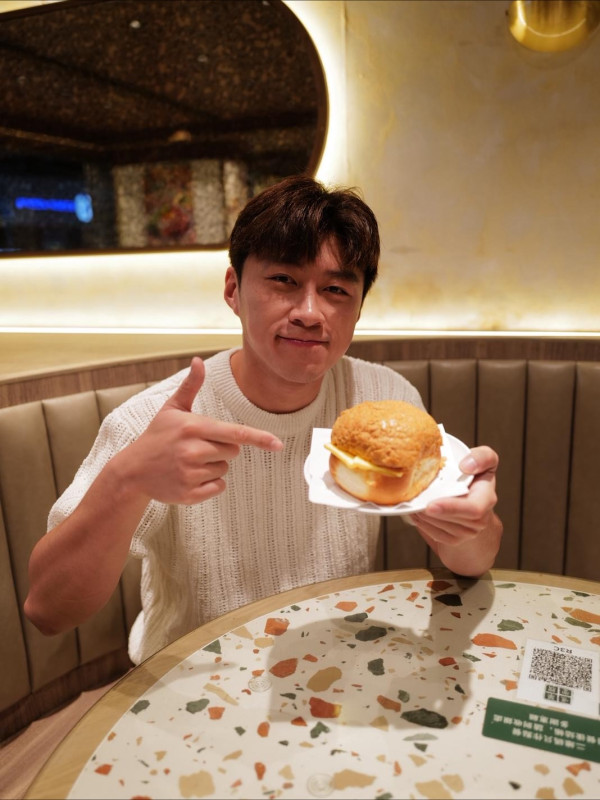 26歲前童星首度公開戀情宣佈拍拖！貼臉親密照曝光高調認愛女主持