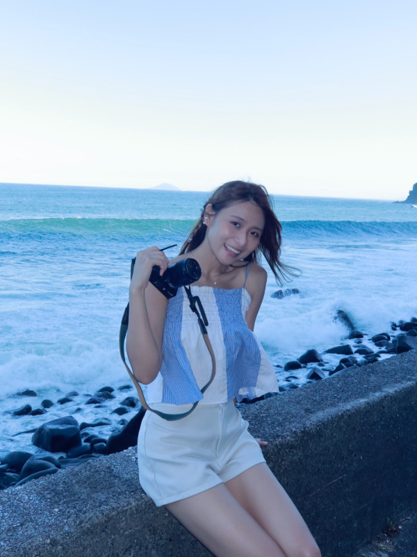 26歲前童星首度公開戀情宣佈拍拖！貼臉親密照曝光高調認愛女主持