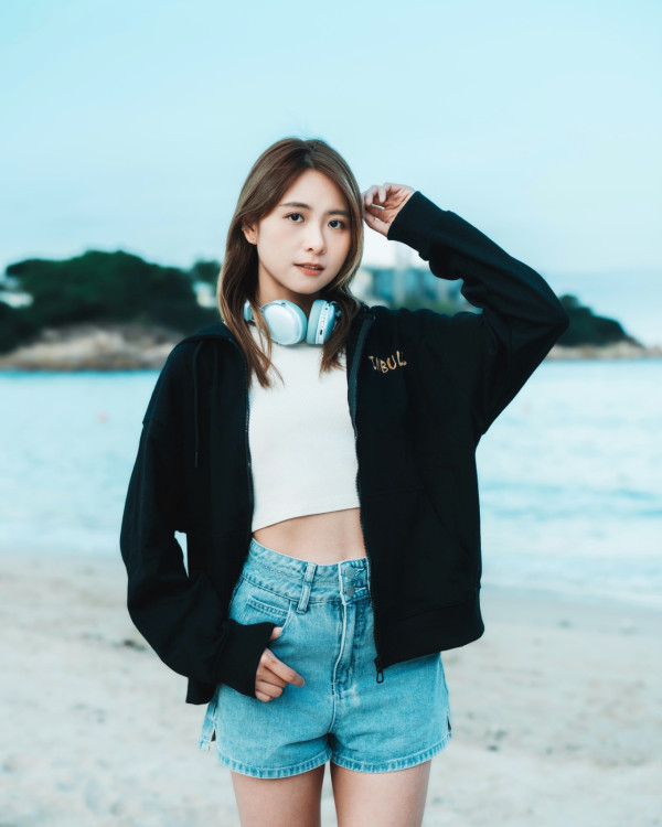 26歲前童星首度公開戀情宣佈拍拖！貼臉親密照曝光高調認愛女主持