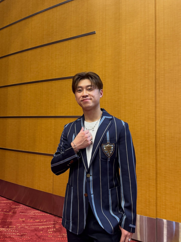 26歲前童星首度公開戀情宣佈拍拖!貼臉親密照曝光高調認愛女主持