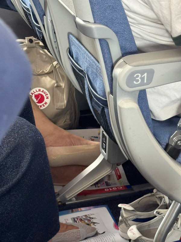 飛機驚現內地大媽乘客除鞋「用呢樣嘢」墊腳 網民睇到反胃狂轟:以後唔敢再拎