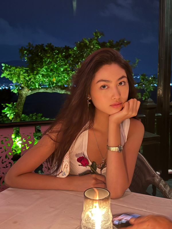 任達華21歲愛女任晴佳晒1米8完美身材！混血感顏值大眼高鼻超模氣場全開
