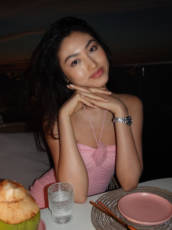 任達華21歲愛女任晴佳晒1米8完美身材！混血感顏值大眼高鼻超模氣場全開