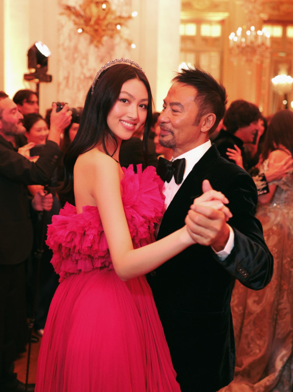 任達華21歲愛女任晴佳晒1米8完美身材!混血感顏值大眼高鼻超模氣場全開