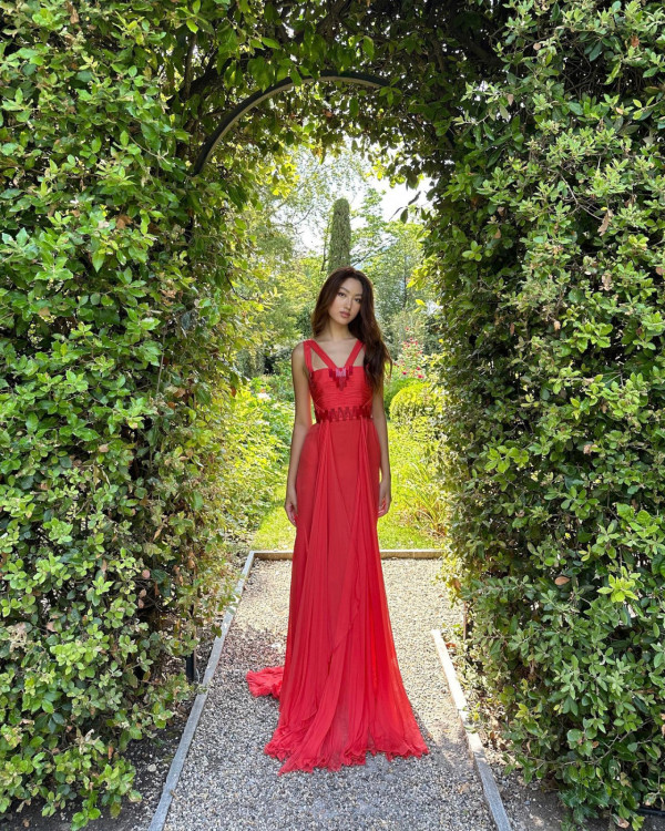 任達華21歲愛女任晴佳晒1米8完美身材！混血感顏值大眼高鼻超模氣場全開