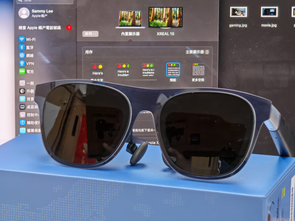 Xreal 1S 開箱實測｜82g 超輕 AR 眼鏡投射 500 吋虛擬巨幕　港鐵睇 Netflix + MacBook 雙屏實測　$4,199 值唔值得買？