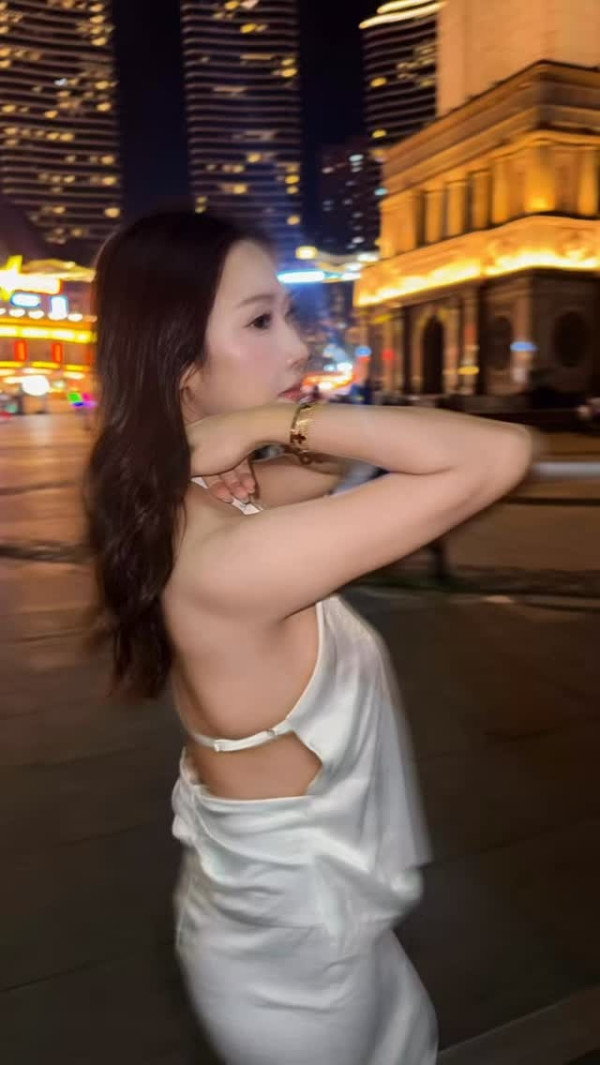 36歲女藝人新加坡性感大解放!火辣泳裝上陣身材一覽無遺 竟稱泳衣「好難着」?