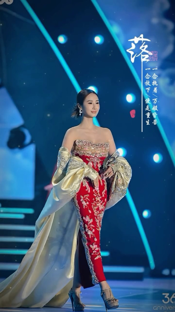 36歲女藝人新加坡性感大解放!火辣泳裝上陣身材一覽無遺 竟稱泳衣「好難着」?