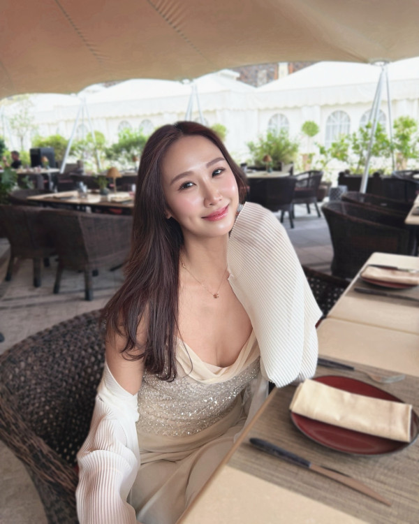 36歲女藝人新加坡性感大解放!火辣泳裝上陣身材一覽無遺 竟稱泳衣「好難着」?