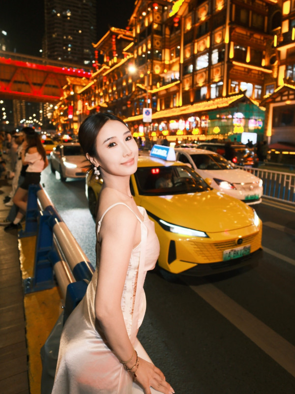 36歲女藝人新加坡性感大解放!火辣泳裝上陣身材一覽無遺 竟稱泳衣「好難着」?