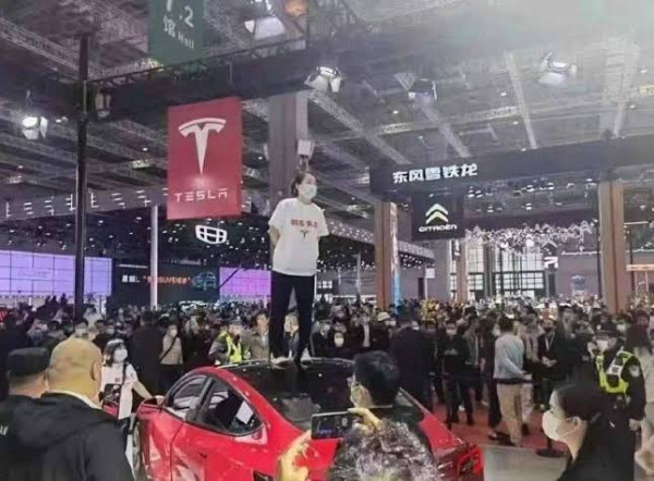 歷時 5 年！Tesla「車頂維權」女車主再審申請被駁回　三審結論一致認定誹謗　需賠 17 萬元並公開道歉