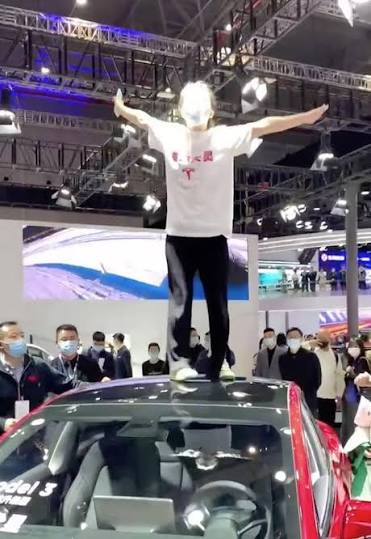 歷時 5 年！Tesla「車頂維權」女車主再審申請被駁回　三審結論一致認定誹謗　需賠 17 萬元並公開道歉