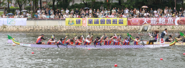 沙田龍舟競賽2026|無綫職藝員龍舟隊參與賽事 滕麗名任龍舟鼓手吶喊助威
