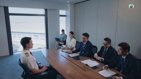 飛常日誌II|朱敏瀚白色機師恤衫包到冚仍驚現3D巨胸 黑領呔「入晒坑」畫面超震撼