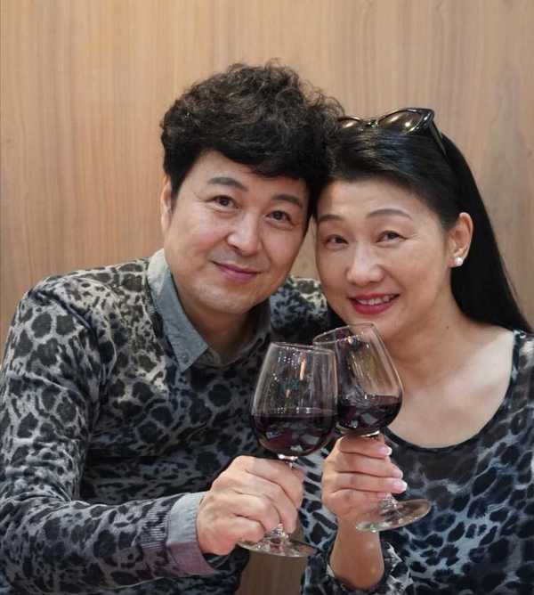 中年好聲音4|前無綫金牌司儀攜妻由多倫多飛返港 力撐「中4舞王」鄭家聲:我睇住佢大