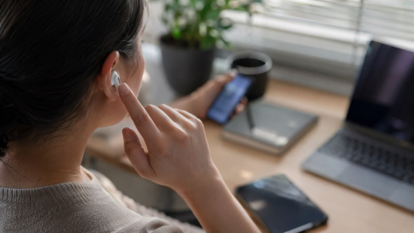 你戴 AirPods 可能正被偷聽！國家安全部揭藍牙裝置 4 大隱形陷阱　黑客數秒內接管耳機麥克風　5 個設定即時自保