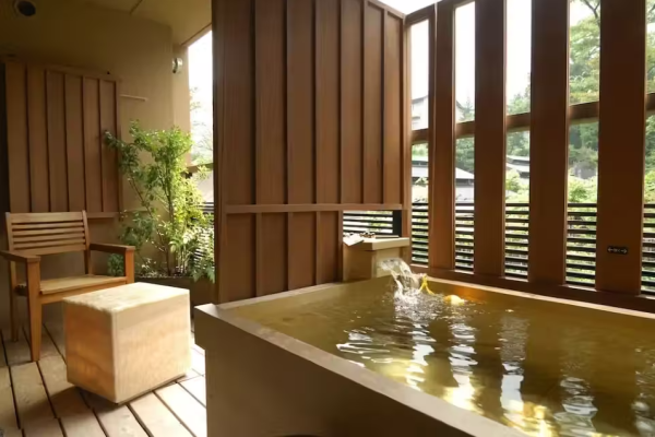 長途旅行中途換酒店？網民大呼「執行李執到崩潰」內行人揭連住同一間更划算！ 