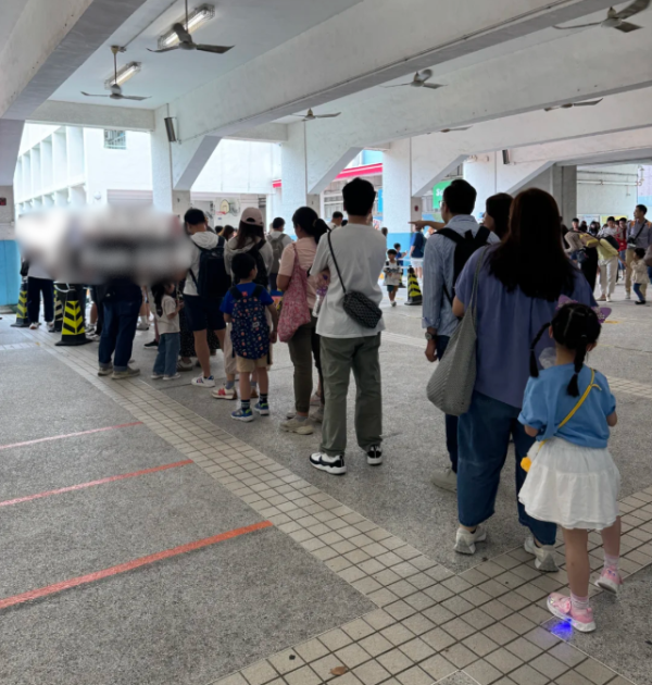 內地客呻香港萬物皆排隊！批不及內地先進 網民反擊：是文明與禮貌的表現 