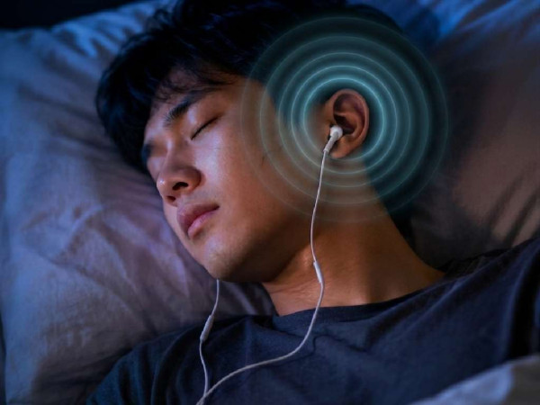 【恐怖科技病】晚晚戴耳機聽歌入睡終致耳聾！23 歲患者聽覺退化 50 年 醫生警告有這微小病況已出事