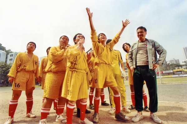 周星馳生日宣佈《功夫女足》7月上映!同步公開手繪電影海報!演員陣容強勁