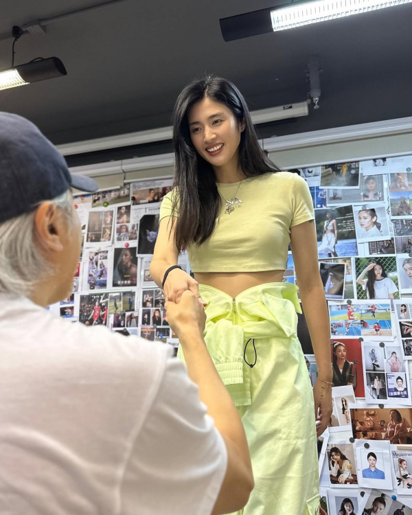 周星馳生日宣佈《功夫女足》7月上映！同步公開手繪電影海報！演員陣容強勁