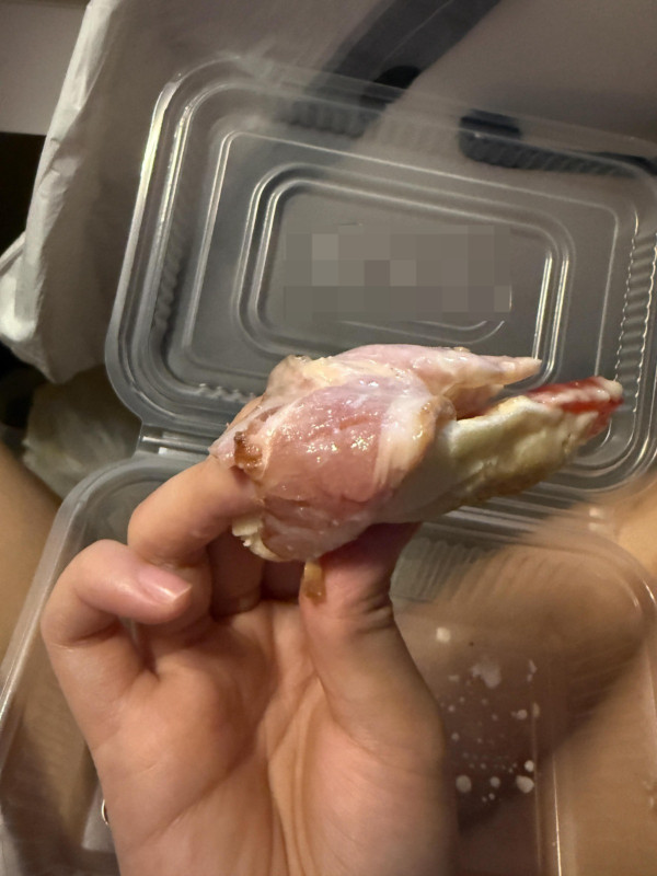 連鎖快餐店外賣驚見半透明「煙肉刺身」！事主崩潰：生到識同我講嘢