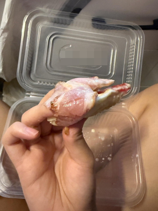 連鎖快餐店外賣驚見半透明「煙肉刺身」！事主崩潰：生到識同我講嘢