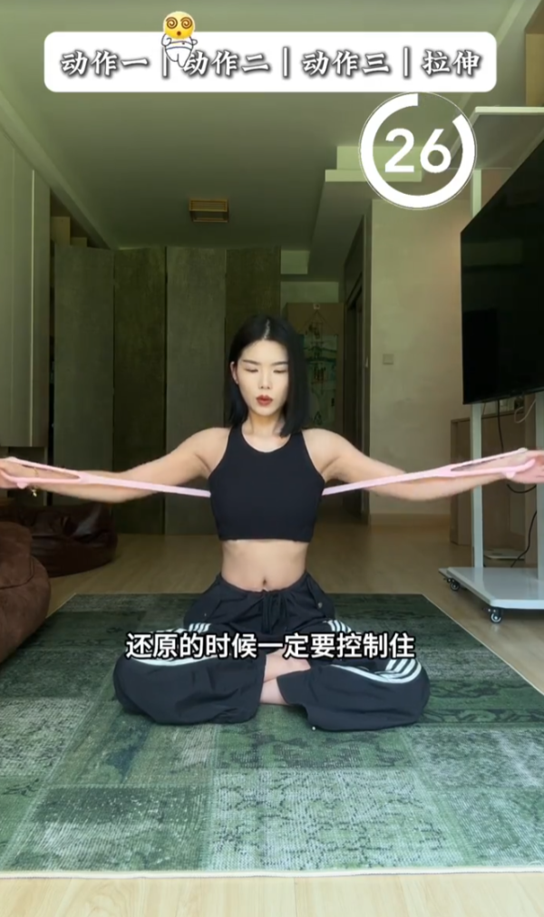 告別「虎背熊腰」!小紅書爆紅3招居家瘦背操 改善寒背重塑背部及面型線條