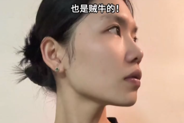 告別「虎背熊腰」!小紅書爆紅3招居家瘦背操 改善寒背重塑背部及面型線條