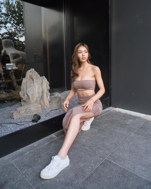 狂野廖慧儀超少布泳衣露出神秘紋身！俯身跪趴姿勢極邪惡胸形畢露震撼眼球
