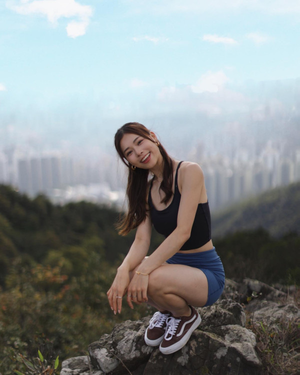 狂野廖慧儀超少布泳衣露出神秘紋身！俯身跪趴姿勢極邪惡胸形畢露震撼眼球