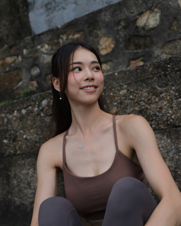 狂野廖慧儀超少布泳衣露出神秘紋身！俯身跪趴姿勢極邪惡胸形畢露震撼眼球