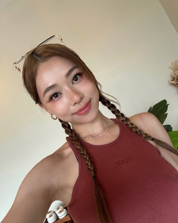 狂野廖慧儀超少布泳衣露出神秘紋身！俯身跪趴姿勢極邪惡胸形畢露震撼眼球