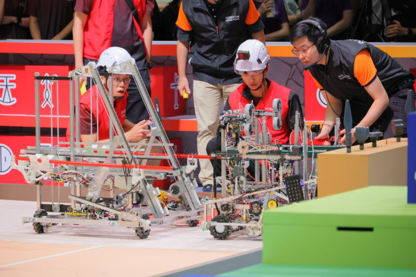 「武林至尊」機械人大賽 2026 港大奪冠!9 間大專院校 300 名學生 AI 實戰,8 月主場出戰 ABU Robocon 國際賽