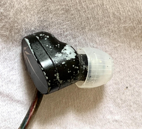 耳機掉漆碎屑恐入耳？3招完美復原耳機漆面 原來1日常習慣超傷耳機 $18蚊神物還原99%新