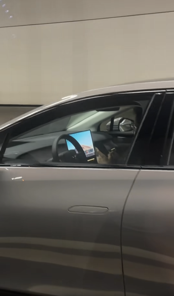 【瘋傳影片】FU牌左軚車驚現「雙手離軚」 司機一邊玩手機一邊狂飆 一經定罪最高可監禁3年