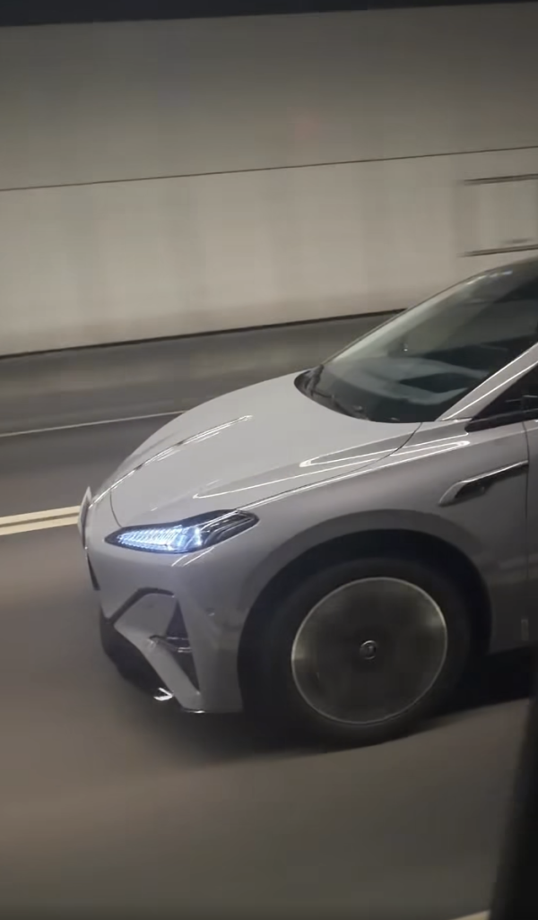 【瘋傳影片】FU牌左軚車驚現「雙手離軚」 司機一邊玩手機一邊狂飆 一經定罪最高可監禁3年