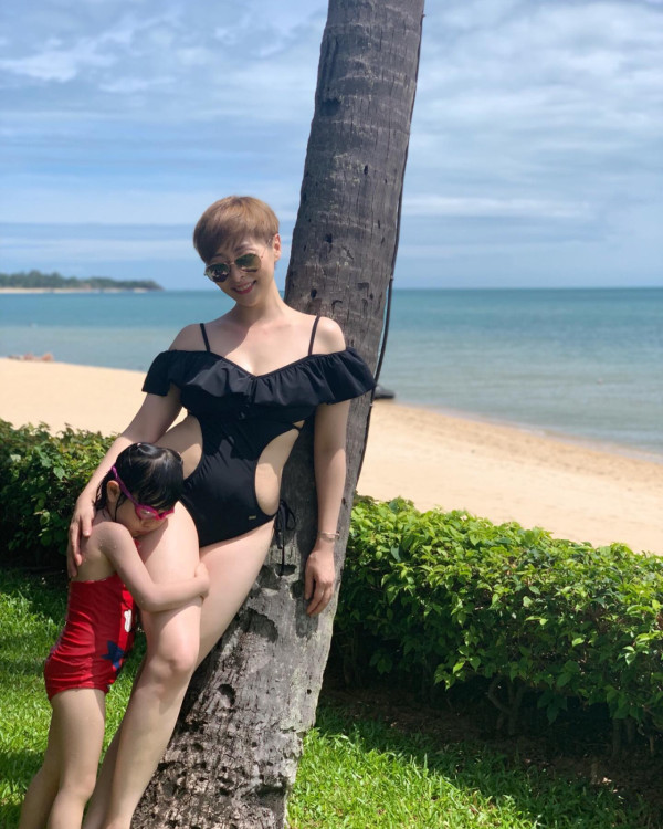 錢嘉樂兩囡囡近照顏值驚艷蛻變美少女！大女暴風成長染綠髮時尚氣質滿瀉