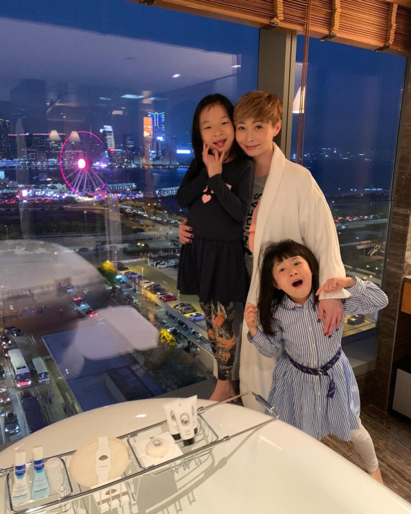錢嘉樂兩囡囡近照顏值驚艷蛻變美少女！大女暴風成長染綠髮時尚氣質滿瀉