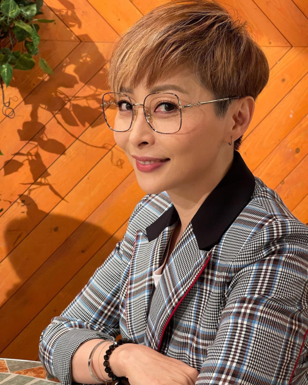 錢嘉樂兩囡囡近照顏值驚艷蛻變美少女！大女暴風成長染綠髮時尚氣質滿瀉