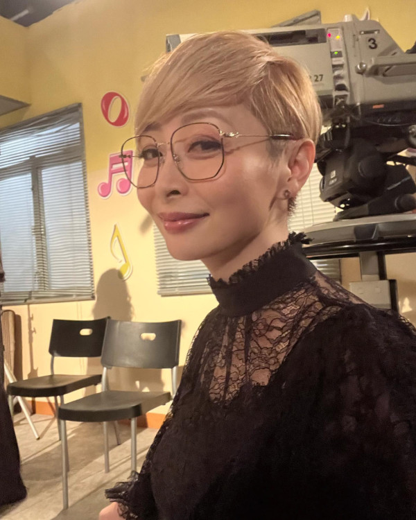 錢嘉樂兩囡囡近照顏值驚艷蛻變美少女！大女暴風成長染綠髮時尚氣質滿瀉