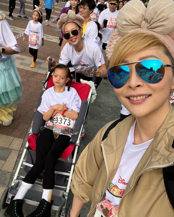 錢嘉樂兩囡囡近照顏值驚艷蛻變美少女！大女暴風成長染綠髮時尚氣質滿瀉