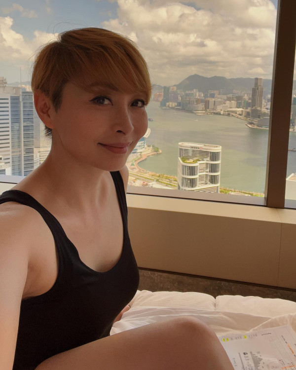錢嘉樂兩囡囡近照顏值驚艷蛻變美少女！大女暴風成長染綠髮時尚氣質滿瀉