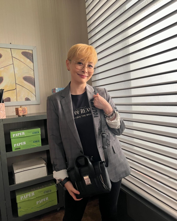 錢嘉樂兩囡囡近照顏值驚艷蛻變美少女！大女暴風成長染綠髮時尚氣質滿瀉