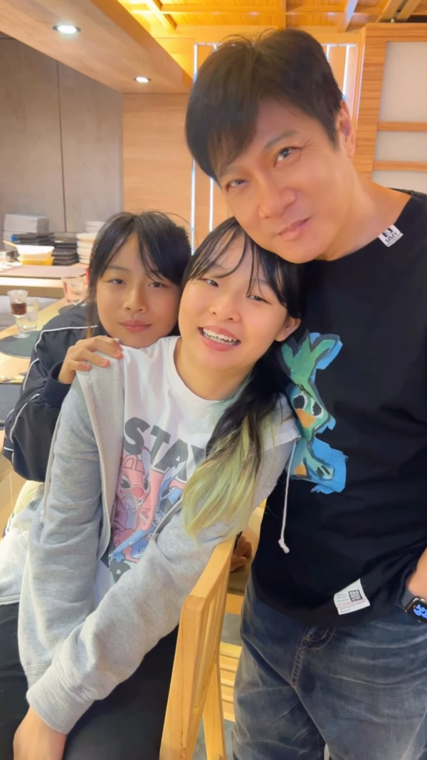 錢嘉樂兩囡囡近照顏值驚艷蛻變美少女！大女暴風成長染綠髮時尚氣質滿瀉