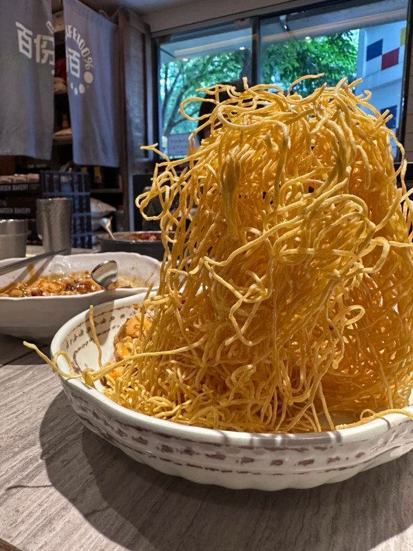 被炒麵個名呃到！食客驚見「巨塔脆麵」無從下嘴 內行人揭正確食法
