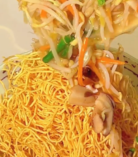 被炒麵個名呃到！食客驚見「巨塔脆麵」無從下嘴 內行人揭正確食法