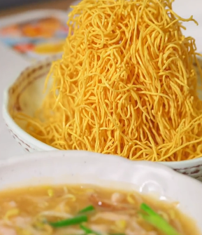 被炒麵個名呃到！食客驚見「巨塔脆麵」無從下嘴 內行人揭正確食法