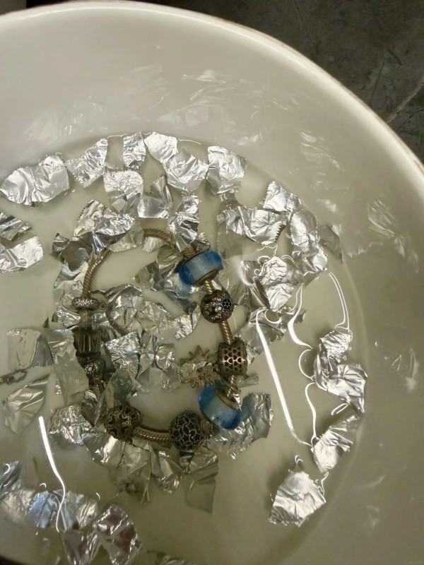 銀飾發黑變黃？洗銀水偏方全輸 網民實測靠1平價神物5分鐘白到發光